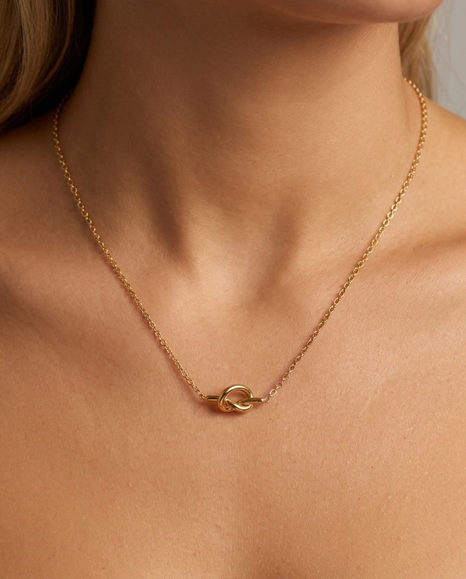 Collar Minimalista Nudo Bañado en Oro